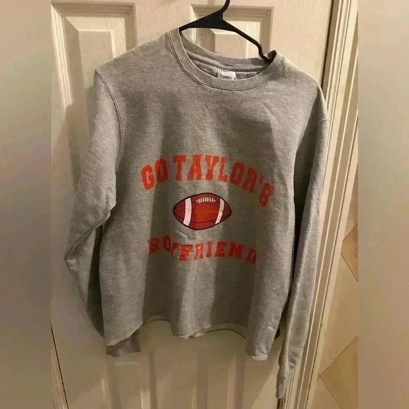 Go Taylor’s boyfriend sweatshirt - Picture 2 of 5